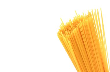 Bir demet sarı çiğ spagetti, sarı makarna, pişirmeye hazır. Beyaz arkaplanda izole edilmiş, boşluğu kopyala