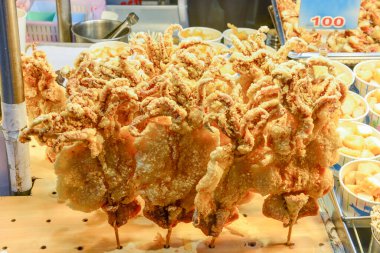 Sokak yemeği, bol yağda kızartılmış kalamar, Taipei, Tayvan 