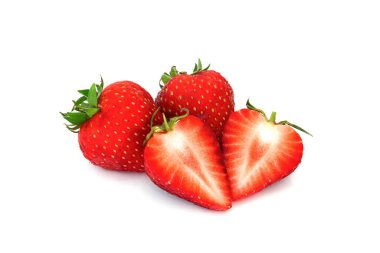 Üç taze çilek meyvesi, biri ikiye bölünmüş, beyaz arka planda izole edilmiş.