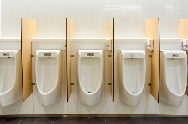 Saubere Moderne Öffentliche Herrentoilette Weiße Keramik Urinale Mit Automatischer Sensorspülung — Stockfoto