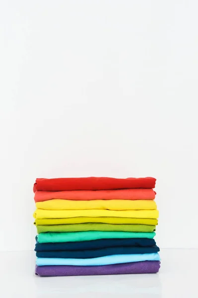 Pile Shirt Coloré Sur Fond Blanc Espace Copie — Photo