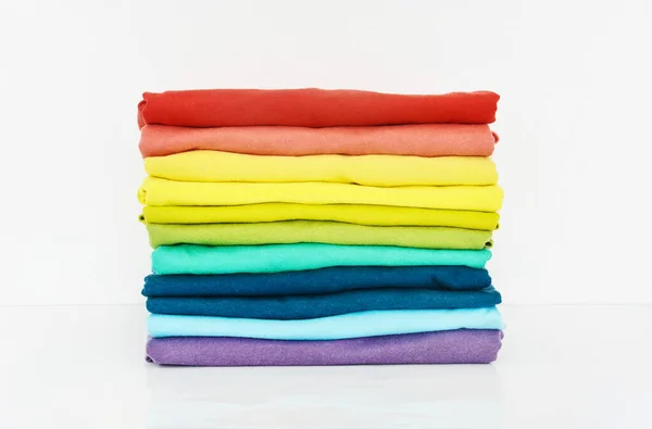 Pile Shirt Coloré Sur Fond Blanc Espace Copie — Photo