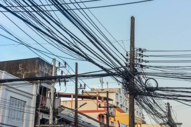 Phuket Tayland 'da elektrik direğine dolanmış elektrik ve kablolar.