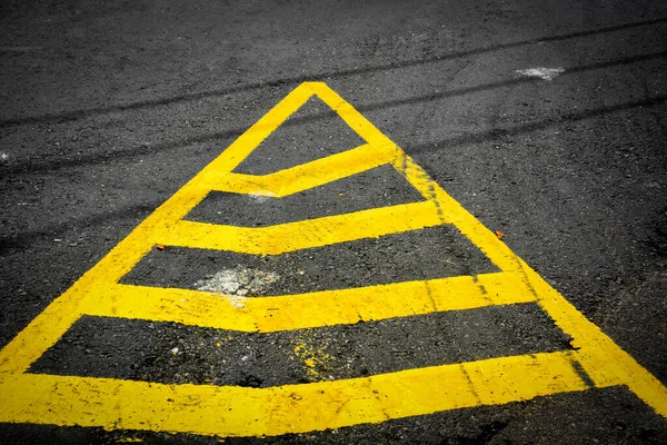 Żółty Trójkąt Brak Linii Parkingowych Pomalowanych Czarnej Asfaltowej Drodze Śladami — Zdjęcie stockowe
