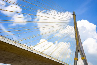 Rama VIII Köprüsü, Chao Phraya nehri boyunca uzanan modern beton asma köprü mavi gökyüzü ve bulutlar arka planda, Bangkok, Tayland
