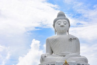 Büyük beyaz mermer Buda bulutlu ve mavi gökyüzü arka planında izole edilmiş, kopyalama alanı, Phuket, Tayland