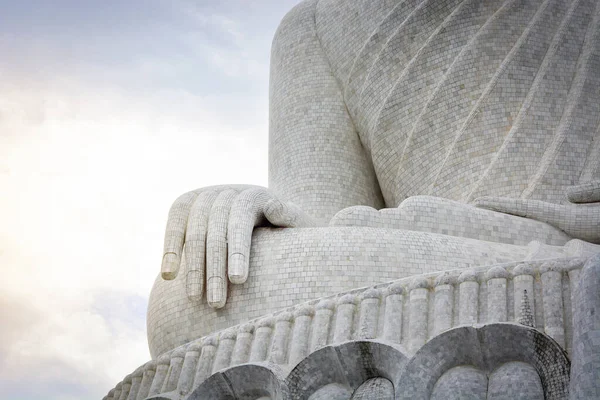 Primer Plano Gran Mano Estatua Buda Mármol Blanco Con Fondo — Foto de Stock