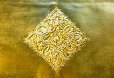 Tayland Lanna stilinde çiçek ve yaprak deseni altın plaka üzerine oyulmuş Budist tapınağındaki altın pagoda üzerine dekore edilmiş.