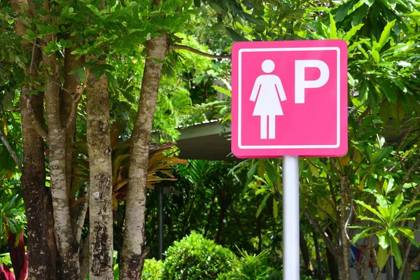 Rosa Damen Parkzeichen Markierung Auf Naturhintergrund Kopierraum — Stockfoto