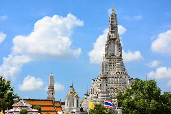 Świątynia Świtu Lub Wat Arun Buddyjski Rozciągacz Pięknym Błękitnym Niebem — Zdjęcie stockowe