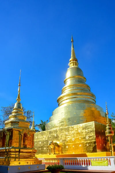 Złoty Buddyjski Rozciągacz Błyszcząca Złota Pagoda Wat Pra Sing Niebieskim — Zdjęcie stockowe