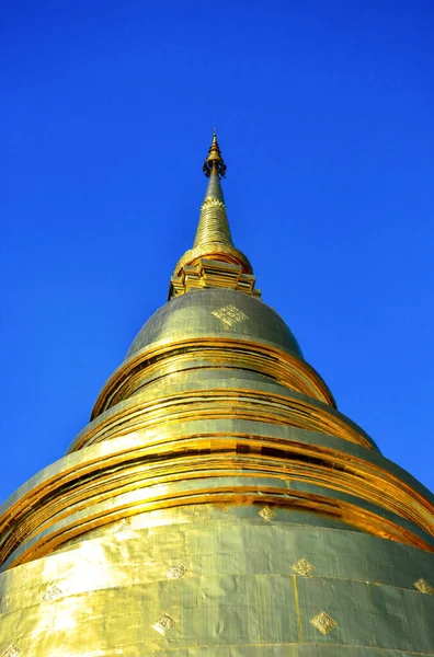 Złota Świątynia Buddyjska Błyszcząca Złota Pagoda Wat Pra Sing Odizolowana — Zdjęcie stockowe