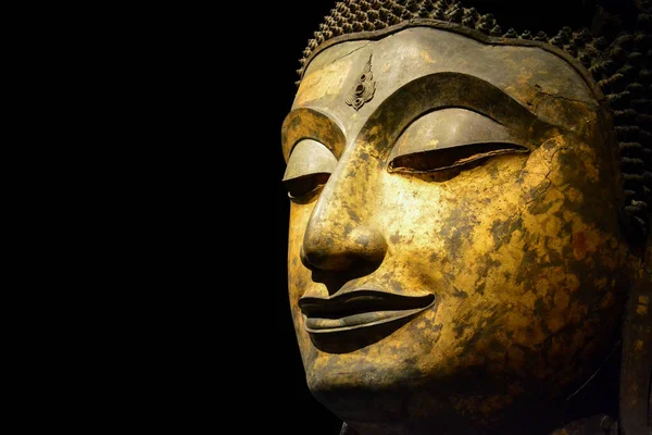 Výstřižek Cesta Zblízka Starožitného Bronzu Buddha Tvář Izolované Černém Pozadí — Stock fotografie