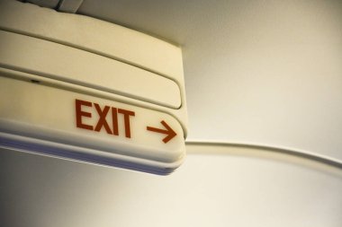 Uçağın tavanında kırmızı ok olan acil çıkış işaretini kapat, boşluğu kopyala