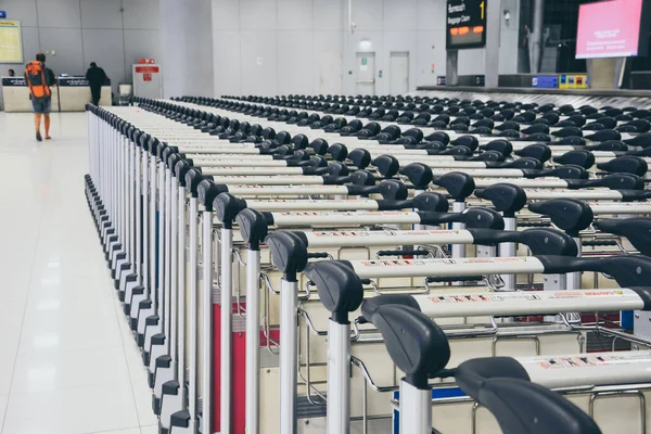 Rij Trolleys Bagage Bagageruimte Aankomsthal Van Moderne Luchthaven — Stockfoto
