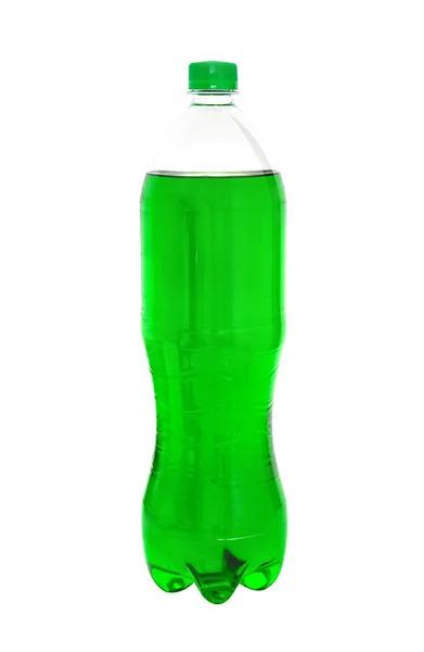 クリッピングパス白い背景に単離されたおいしい緑のソフトドリンクのペットボトルを閉じます — ストック写真
