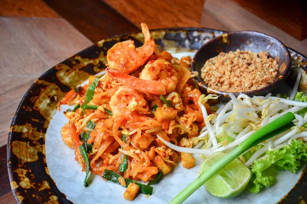 Thailändisches Essen Braten Reisnudeln Mit Garnelen Tofu Gemüse Und Zerkleinerten — Stockfoto