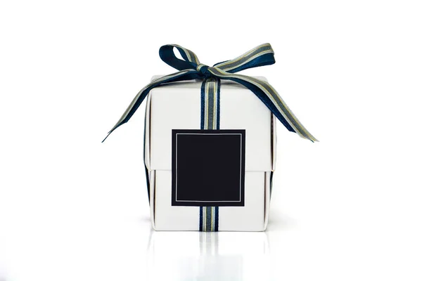 Μικρό Λευκό Κουτί Δώρου Τυλιγμένο Μπλε Ασημί Και Χρυσή Κορδέλα — Φωτογραφία Αρχείου
