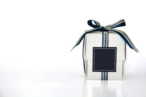 Μικρό Λευκό Κουτί Δώρου Τυλιγμένο Μπλε Ασημί Και Χρυσή Κορδέλα — Φωτογραφία Αρχείου