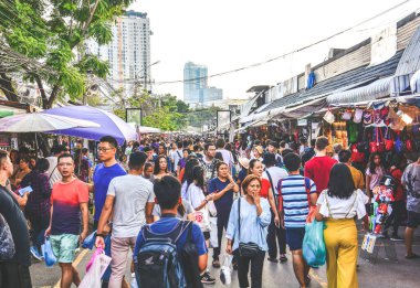 Bangkok, Tayland - 29 Eylül 2018: Chatuchak ya da Jatujak 'ta alışveriş yapan turist kalabalığı, burası Bangkok, Tayland' ı ziyaret eden turistler arasında ünlü ve popüler bir tatil beldesi.