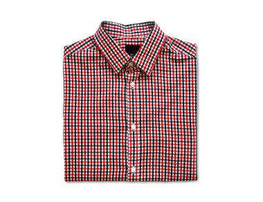 Kırpma yolu, katlanmış kırmızı ve mavi üst görünüm beyaz arkaplanda izole edilmiş uzun kollu ekose gömlek