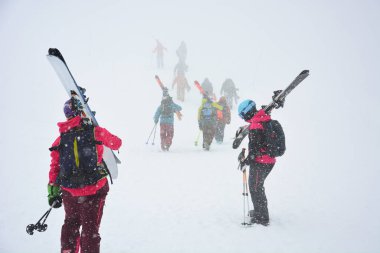 Kayakçılar kış günü Japonya 'nın Hokkaido kentinde Asahi Dağı' nda (Asahidake Dağı) kayak yapmak için piste kayak ve ekipman taşırlar.