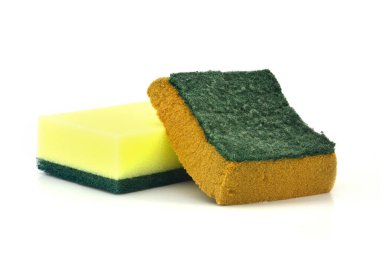 Beyaz arka planda izole edilmiş, sağlıklı ve hijyen kavramı olan bulaşık yıkamak için yeni sarı süngerler kullanılıyor ve değiştiriliyor.