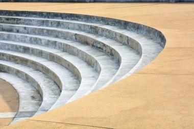 Soyut beton merdiven mimari detaylar yarım daire şeklinde sarı renkli çakıl taşı zeminli.