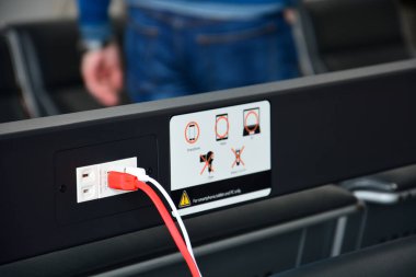 Havaalanı terminalinde gezginler için ücretsiz şarj istasyonu