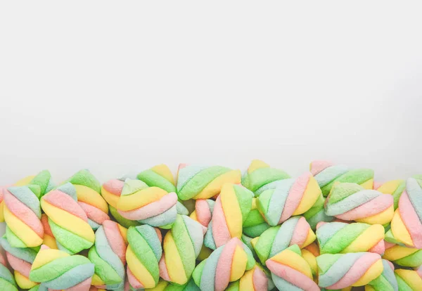 Stapel Von Verdrehten Pastellfarben Marshmallow Auf Weißem Hintergrund Mit Kopierraum — Stockfoto