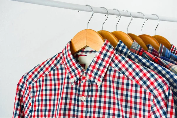 Fechar Roupa Pendurar Prateleira Prateleira Roupas Manga Comprida Camisa Quadriculada — Fotografia de Stock