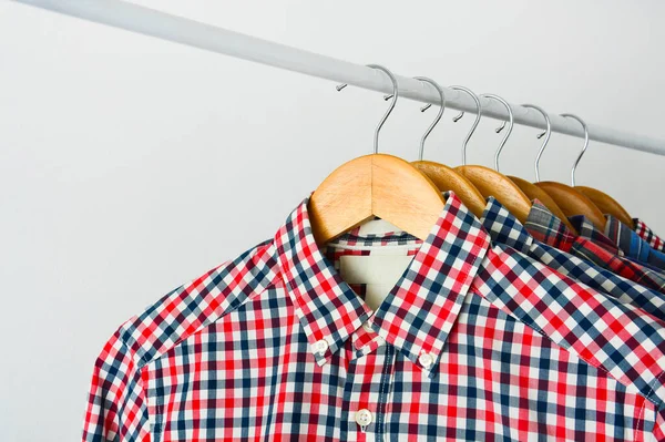 Fechar Roupa Pendurar Prateleira Prateleira Roupas Manga Comprida Camisa Quadriculada — Fotografia de Stock