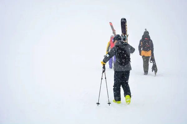 Hokkaido Japan March 2018 Male Skier Carries Skis Equipment Track — Stock Photo, Image