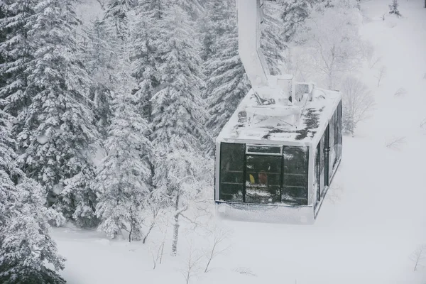 Groep Toeristen Skiërs Draagt Ski Uitrusting Kabelbaan Naar Piste Een — Stockfoto