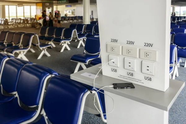 Ingyenes Akkumulátor Töltőállomás Repülőtér Terminálján Utazók Számára — Stock Fotó