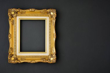 Siyah duvar arkaplanındaki altın renkli resim çerçevesi, kopya alanı, cenaze ve yas kavramı