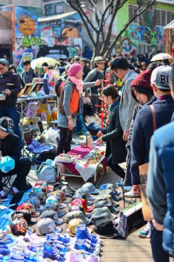 Seul, Kore - 7 Mart 2015: Hongdae caddesindeki Serbest Pazar 'da bulunan turist alışverişi kalabalığı genç sanatçılar için bir pazardır ve sadece gerçek anlamda yaratıcı sanat eserleri satar.