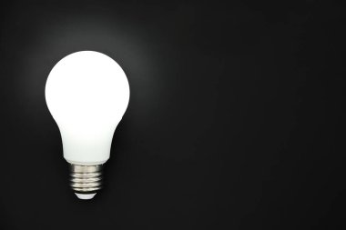 Siyah zemin üzerindeki LED ampul, fikirler kavramı, yaratıcılık, yenilik veya tasarruf enerjisi, kopyalama alanı, üst görünüm, düz yatış