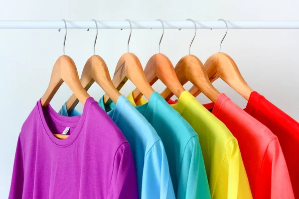 Zbliżenie Kolekcja Kolorowe Tęczowe Shirty Wiszące Drewnianym Wieszaku Ubrania Szafie — Zdjęcie stockowe