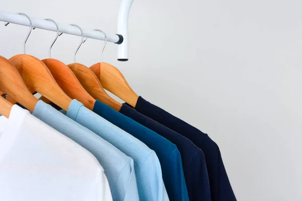 Nahaufnahme Kollektion Farbton Blau Shirts Hängen Auf Hölzernen Kleiderbügel Kleiderschrank — Stockfoto