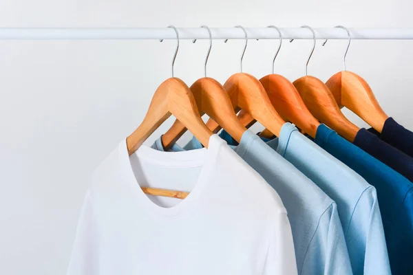 Nahaufnahme Kollektion Farbton Blau Shirts Hängen Auf Hölzernen Kleiderbügel Kleiderschrank — Stockfoto