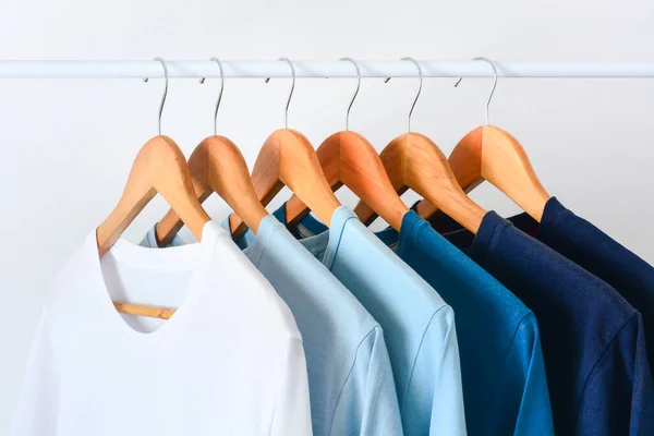 Nahaufnahme Kollektion Farbton Blau Shirts Hängen Auf Hölzernen Kleiderbügel Kleiderschrank — Stockfoto