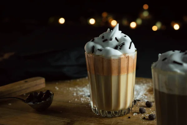 Ein Geradliniges Bild Von Kaffee Auf Holzblock Mit Bokeh Hintergrund — Stockfoto