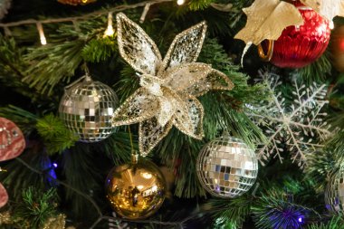 oyuncaklar ile süslenmiş Noel ağacı