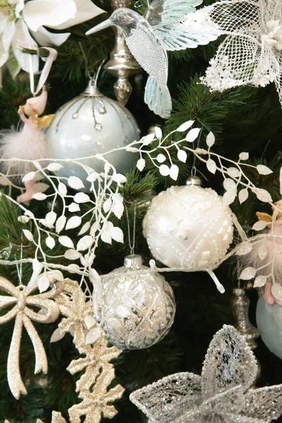 oyuncaklar ile süslenmiş Noel ağacı