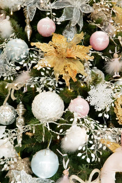 oyuncaklar ile süslenmiş Noel ağacı