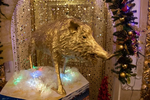 Bir domuzu, altın rengi heykeli. Çin takvimine yeni yılda sembolü