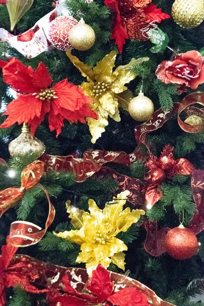 oyuncaklar ile süslenmiş Noel ağacı