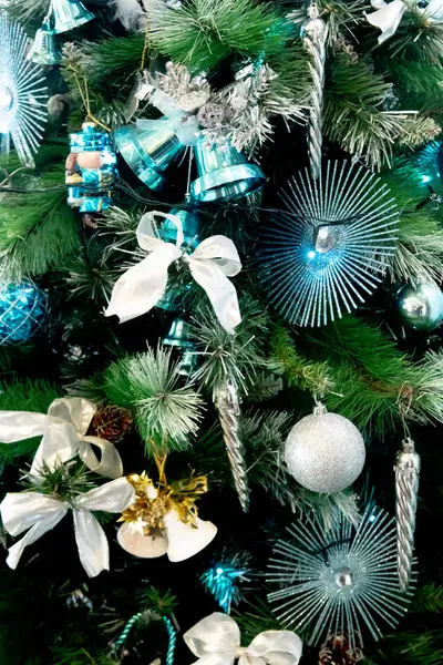 oyuncaklar ile süslenmiş Noel ağacı