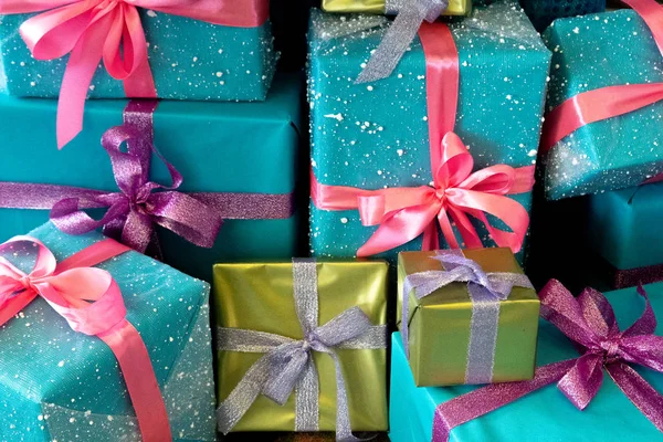 Bir sürü şeritler, hediyeler ile kutuları